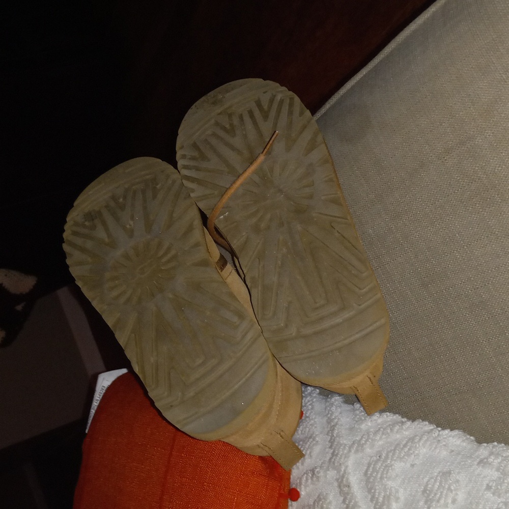 Neumel Uggs - image 5